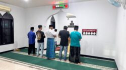 Personel Polsek Cikupa Laksanakan Sholat Isya dan Tarawih Berjamaah di Mushola Al Muttaqin