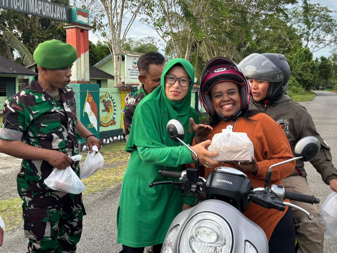 Ramadan Penuh Berkah, Koramil 1710-07/Mapurujaya Berbagi Takjil Untuk Warga 1 IMG 20260315 WA0018