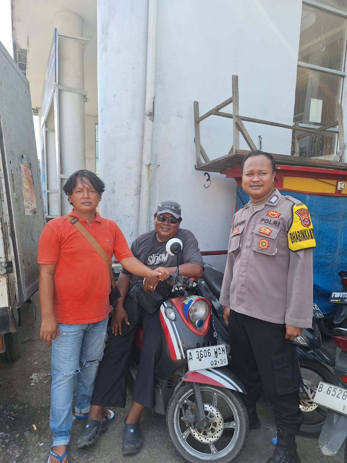 Bhabinkamtibmas Desa Cikupa Laksanakan Program Polisi Peduli Pengangguran, Berikan Motivasi kepada Warga