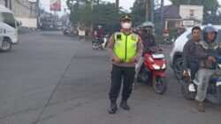 IPTU Rusandi Pimpin Pengaturan Lalu Lintas Pagi di Perempatan Cikupa Mas