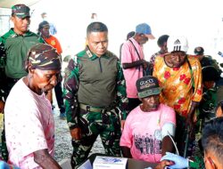 Wujudkan Kepedulian, Koops TNI Papua Gelar Pengobatan Gratis dan Bagi Sembako di Kampung Iwaka