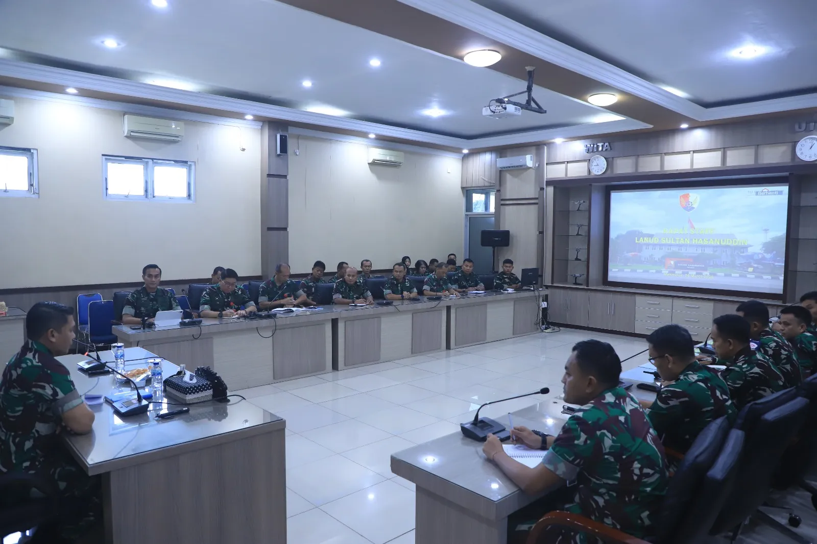 Komandan Lanud Sultan Hasanuddin Pimpin Rapat Staf, Tekankan Kepemimpinan Berbasis Keteladanan dan Kecerdasan Emosional 1 WhatsApp Image 2026 03 26 at 20.35.11 1