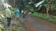 Bersihkan Sungai Demi Kelancaran Irigasi, Wujud Babinsa Doko Bersama Warga Bersatu Dengan Alam