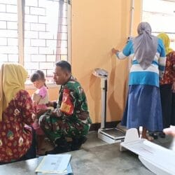 Babinsa Kotes Bersama Bidan Desa Laksanakan Posyandu, Wujudkan Kesehatan Masyarakat