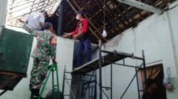 Bantu Perbaiki Atap Rumah Warga Lansia, Wujud Babinsa Bendogrit Peduli Terhadap Kesulitan Rakyat