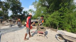 Wujud Babinsa Kebonduren Bersama Warga Kerja Bakti Pasang Dinding Pembatas Jembatan Perintis Garuda Kali Complang