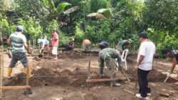 Kepedulian TNI, Babinsa Wlingi Bantu Pembangunan Pondasi Rumah Bapak Sugino