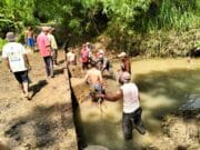 Antisipasi Banjir, Babinsa Koramil Bakung Ajak Warga Kerja Bakti Bersihkan Sungai