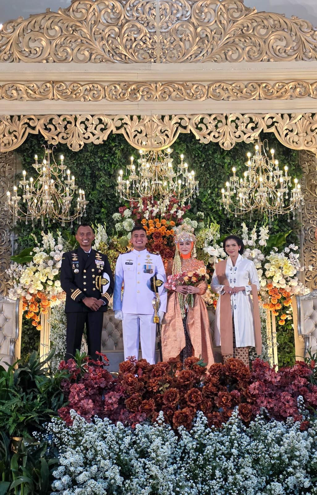 Sakral dan Membanggakan, Tradisi Pedang Pora Warnai Pernikahan Perwira Yonif 2 Marinir 1 IMG 20260401 WA0006