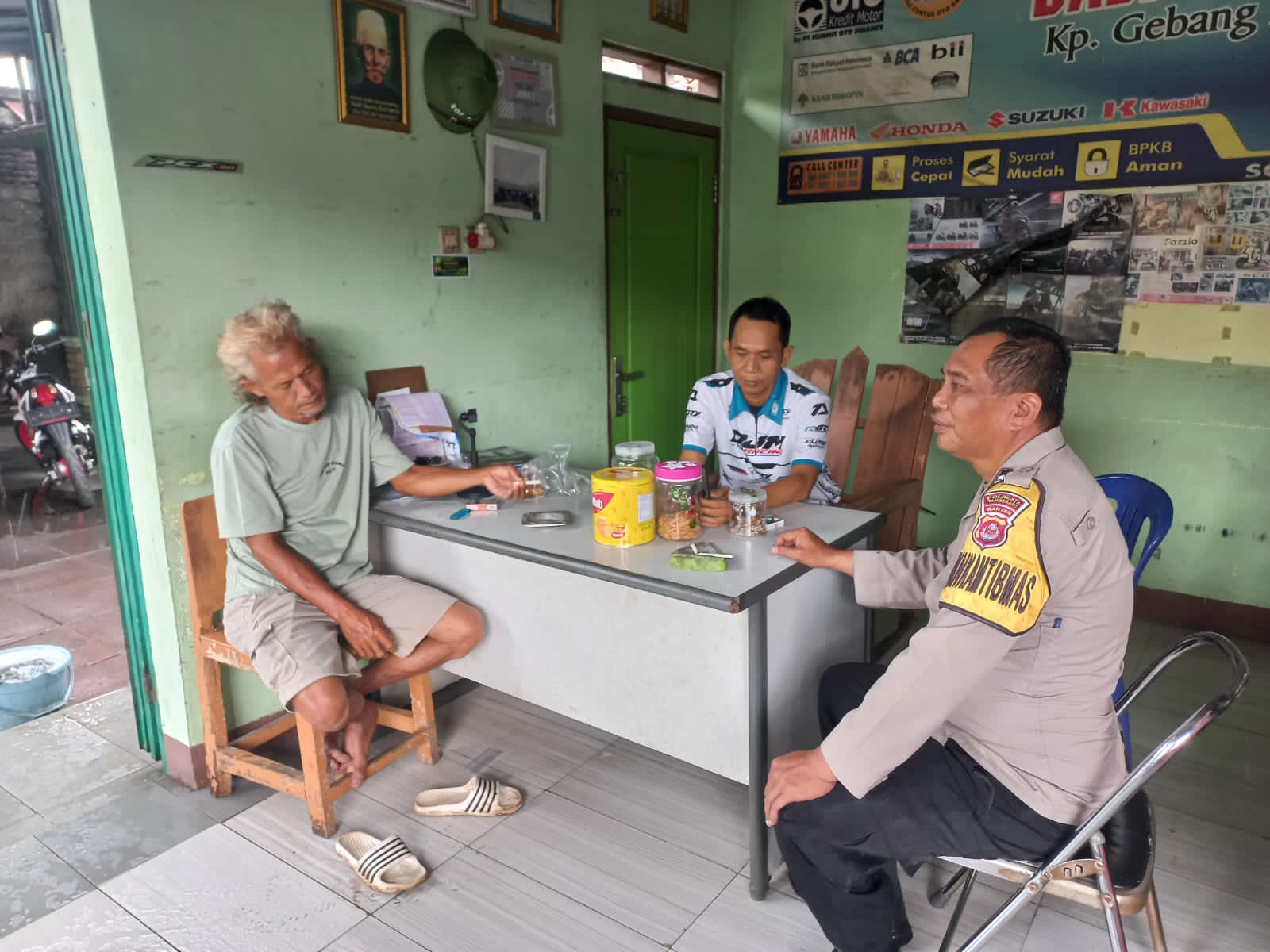 Bhabinkamtibmas Desa Sukadamai Sambangi Ketua RT, Sampaikan Himbauan Kamtibmas