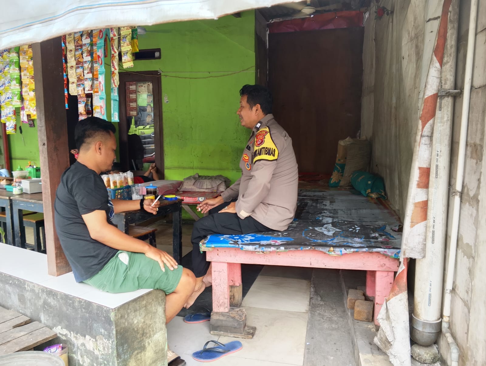 Aiptu Tri Iskandar Bhabinkamtibmas Sambang Warga Desa Bitung Jaya Sampaikan Himbauan Kamtibmas