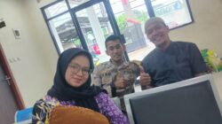 Bhabinkamtibmas Desa Cibadak Sambang Kantor Desa, Sampaikan Himbauan Kamtibmas