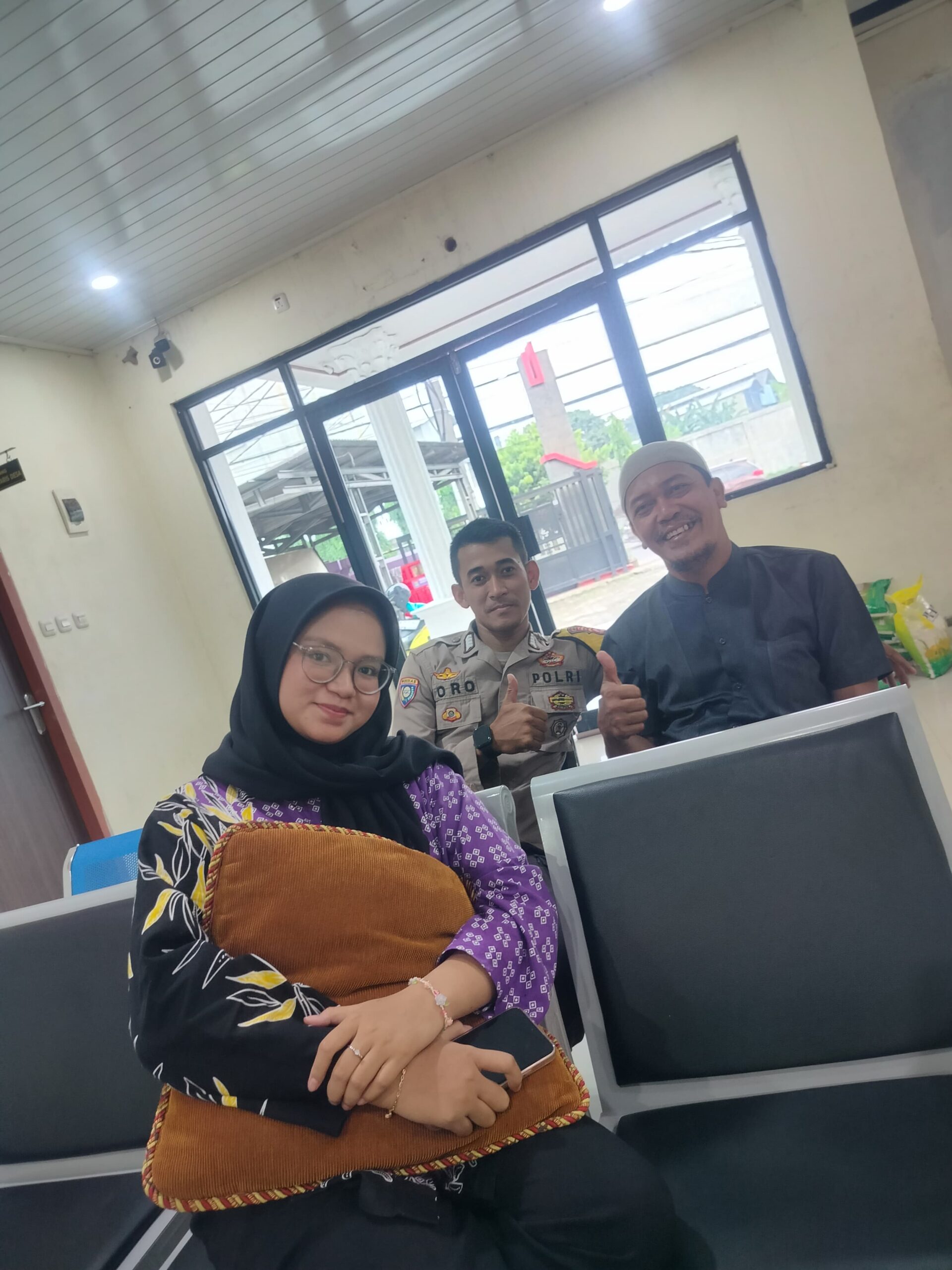 Bhabinkamtibmas Desa Cibadak Sambang Kantor Desa, Sampaikan Himbauan Kamtibmas