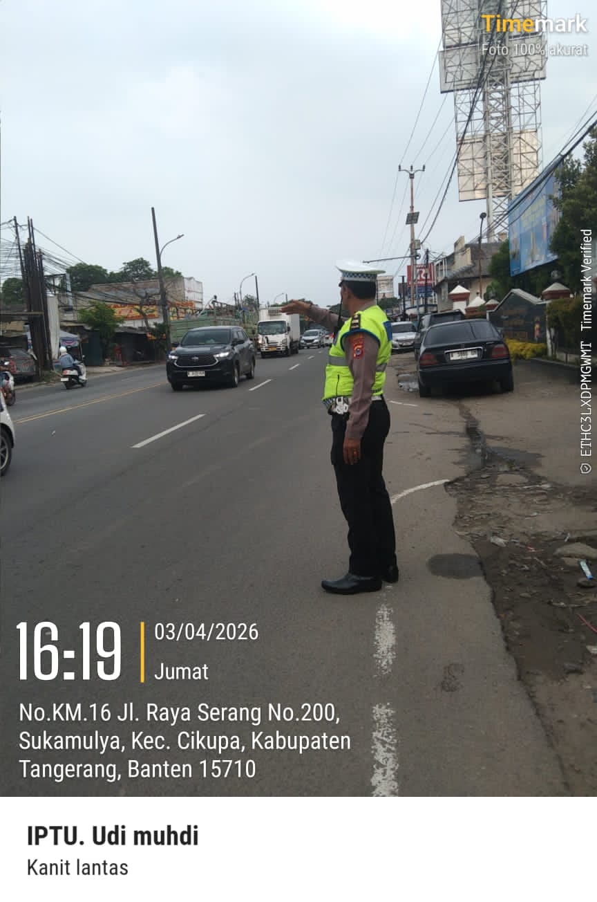IPTU Udi Muhdi Bersama Brigadir R. Hakim Laksanakan Pengaturan Lalu Lintas Sore di Jalan Raya Serang