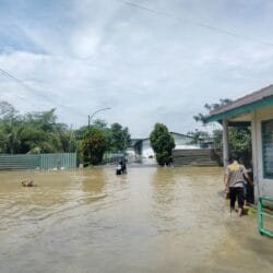 Bhabinkamtibmas Polsek Cikupa Cek Lokasi Banjir di Kawasan Indoyong Desa Cibadak