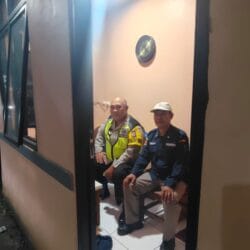 Bhabinkamtibmas Budimulya Aktif Ronda Siskamling Bersama Warga, Jaga Kamtibmas Tetap Kondusif