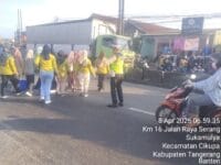 Aiptu Sapudin Laksanakan Pengaturan Lalu Lintas Pagi, Arus Kendaraan Ramai Lancar Terkendali