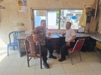 Bripka S. Hamdi Bhabinkamtibmas Desa Cikupa Laksanakan Sambang, Perkuat Sinergitas Kamtibmas