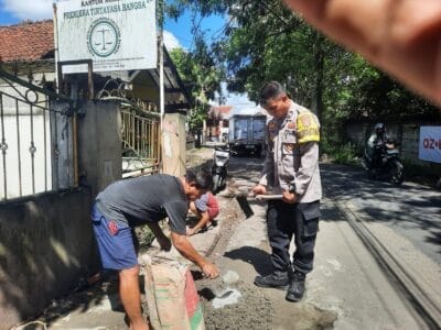 Aipda Ilyas Bersama Warga Lakukan Kerja Bakti, Tutup Jalan Berlubang di Sukamulya