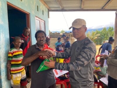 Membalut Luka di Distrik Bamusbama: Satgas Dofior Pulihkan Semangat Masyarakat dengan Senyum dan Berbagi Kasih