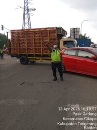 IPTU Rusandi Pimpin PECAK Sore, Urai Kemacetan di Simpang Cikupa Mas