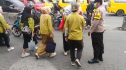 Bripka Reza Fajar Laksanakan Pengaturan Lalin Sore, Ciptakan Kamseltibcar di Wilayah Cikupa