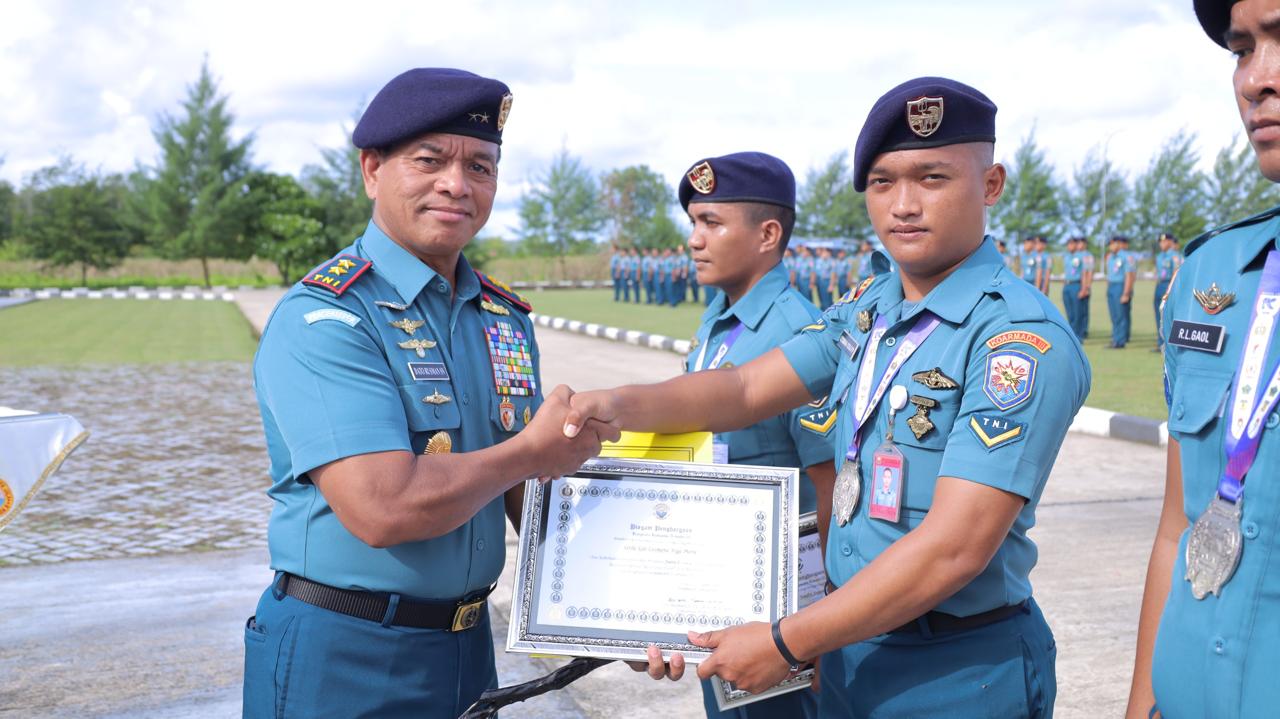 Panglima Armada III Beri Penghargaan kepada Prajurit Berprestasi