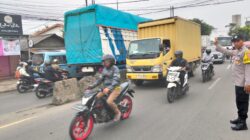 Personel Polsek Cikupa Laksanakan PECAK Sore Hari, Atur Lalu Lintas di Jalan Raya Serang