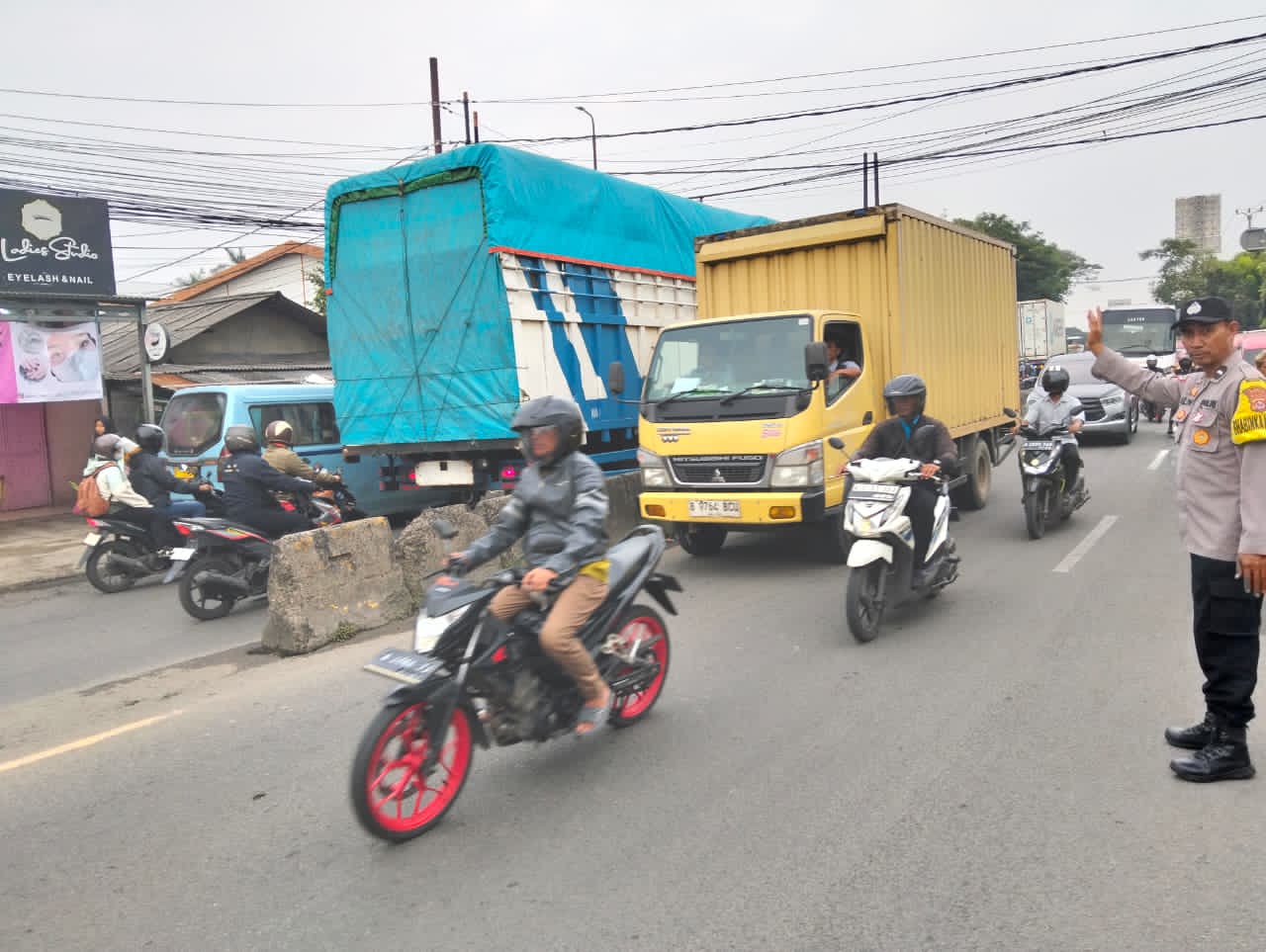 Personel Polsek Cikupa Laksanakan PECAK Sore Hari, Atur Lalu Lintas di Jalan Raya Serang