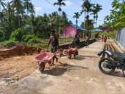 Babinsa Koramil 1802-02/Sorong Barat Monitoring Pembangunan Jembatan Garuda Tahap IV