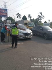 Polsek Cikupa Gelar Pecak Sore Hari, IPTU Rusandi Atur Arus Lalu Lintas di Cikupa Mas