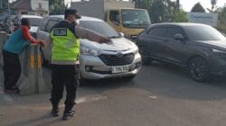 Polsek Cikupa Gelar Pecak Sore Hari, IPTU Rusandi Atur Arus Lalu Lintas di Cikupa Mas