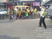 Kanit Lantas Polsek Cikupa Pimpin Pecak Sore, Arus Lalu Lintas di Jalan Raya Serang Terpantau Lancar