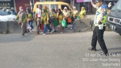 Kanit Lantas Polsek Cikupa Pimpin Pecak Sore, Arus Lalu Lintas di Jalan Raya Serang Terpantau Lancar