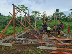 Satgas TMMD 128 dan Warga Bersinergi, Pembangunan Rumah di Manokwari Tunjukkan Kemajuan Pesat