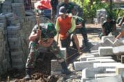 Semangat Anggota Kodim 0820/Probolinggo di Hari Pertama TMMD ke-128, Pemasangan Paving di Desa Brabe Dapat Apresiasi Warga