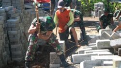 Semangat Anggota Kodim 0820/Probolinggo di Hari Pertama TMMD ke-128, Pemasangan Paving di Desa Brabe Dapat Apresiasi Warga