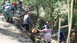 Sinergi TNI Bangun Tanggul Penahan Tanah TPT, Hari Pertama TMMD ke-128 di Desa Brabe Dimulai