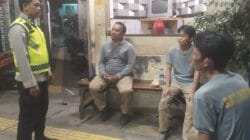 Ronda Siskamling Bersama Warga, Bhabinkamtibmas Pasir Jaya Perkuat Keamanan Lingkungan