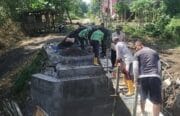 Garap 10 Jembatan Perintis Garuda, Babinsa Kodim Bojonegoro dan Masyarakat Gotong Royong Permudah Konektivitas Wilayah