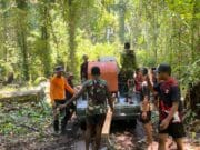 Menembus Medan Sulit, Satgas TMMD Ke-128 Gotong Royong Distribusikan Peralatan ke Lokasi Sasaran Fisik