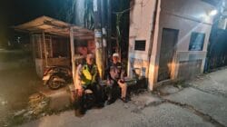 Ronda Siskamling Bersama Warga, Bhabinkamtibmas Budimulya Perkuat Keamanan Lingkungan