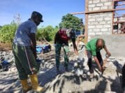 Fran Dowansiba Antusias Bantu Satgas TMMD Ke – 128 Kodim 1801/Manokwari Bangun Rumah Layak Huni