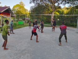 Isi Waktu Luang, Satgas TMMD ke-128 Kodim 1801/Manokwari  Olahraga Voli Bersama Warga