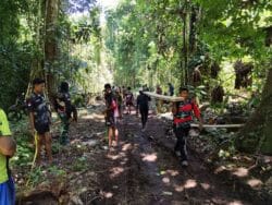 Kerja Sama Yang Solid, Satgas TMMD Ke-128 Kodim 1801/Manokwari Bersama Warga Buat Mal Untuk Pengecoran Jalan