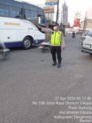 IPTU Rusandi Pimpin Gatur Lalin Pagi, Polsek Cikupa Hadir Lancarkan Arus Lalu Lintas