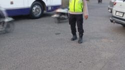 IPTU Rusandi Pimpin Gatur Lalin Pagi, Polsek Cikupa Hadir Lancarkan Arus Lalu Lintas