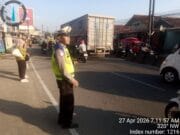 Protap Pagi Lantas Polsek Cikupa, Aiptu Asep Kusheri Atur Arus di Pertigaan Cingluh