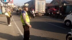 Protap Pagi Lantas Polsek Cikupa, Aiptu Asep Kusheri Atur Arus di Pertigaan Cingluh