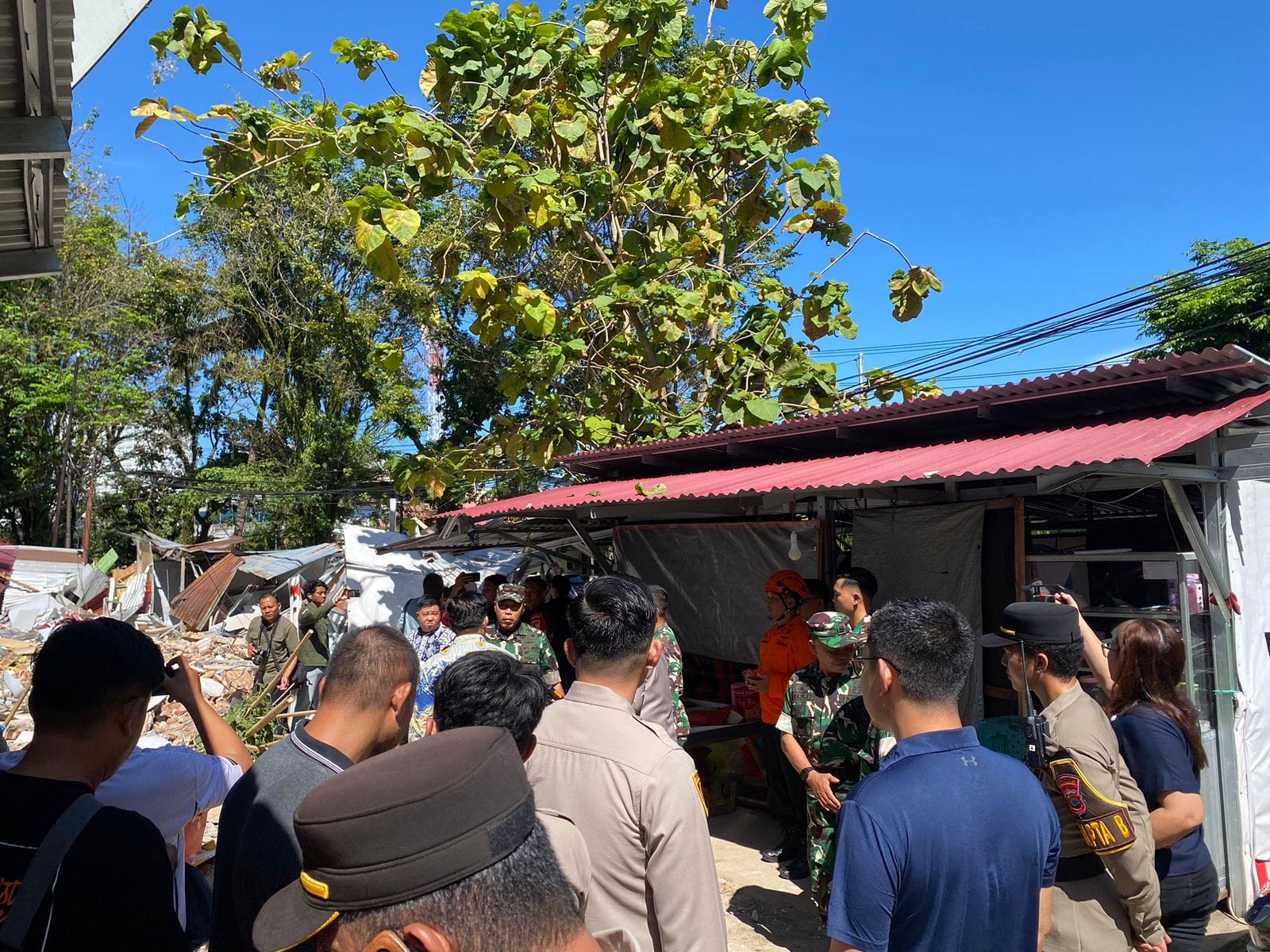 Reaksi Cepat Prajurit TNI Tangani Dampak Gempa M 7,6 di Sulawesi Utara